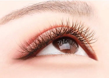 wearing brown color Y lash extension