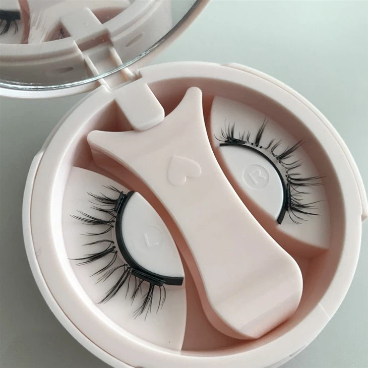 Magnetinė blakstiena su aplikatoriumi